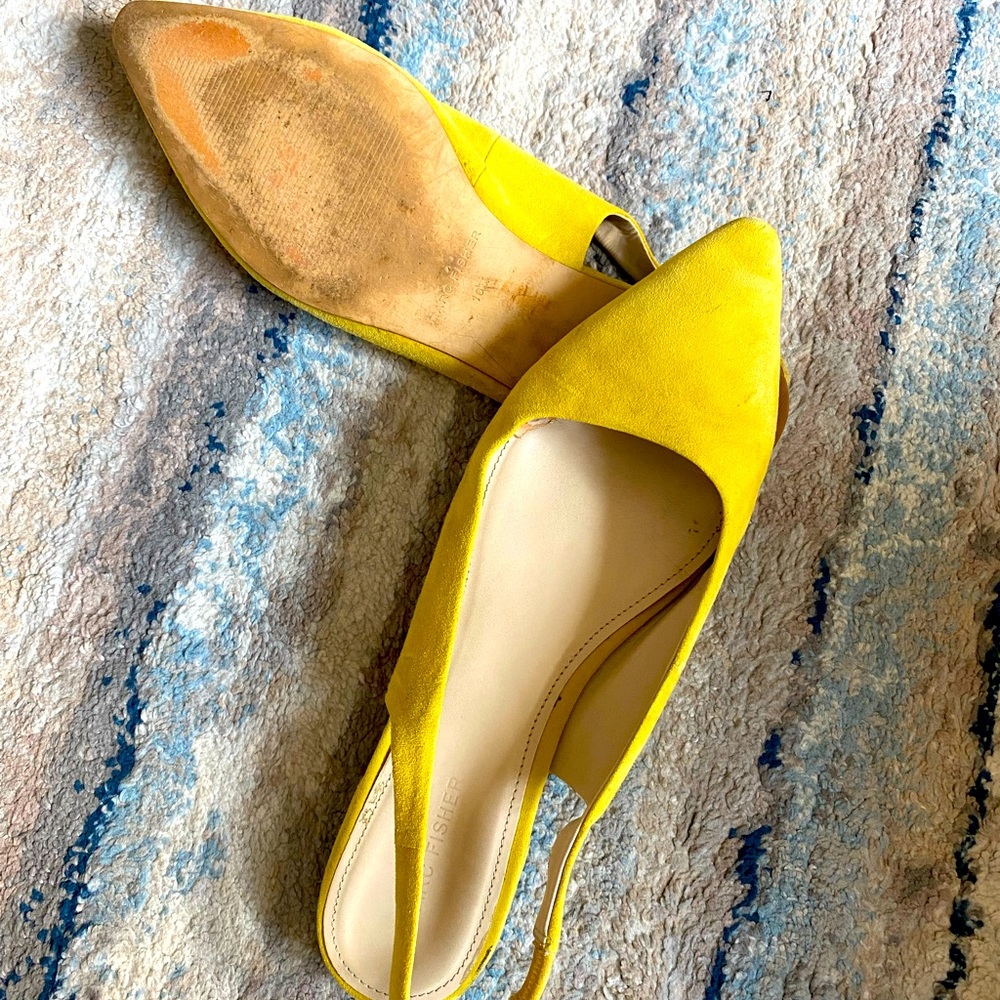 Sandals color yellow size 10
